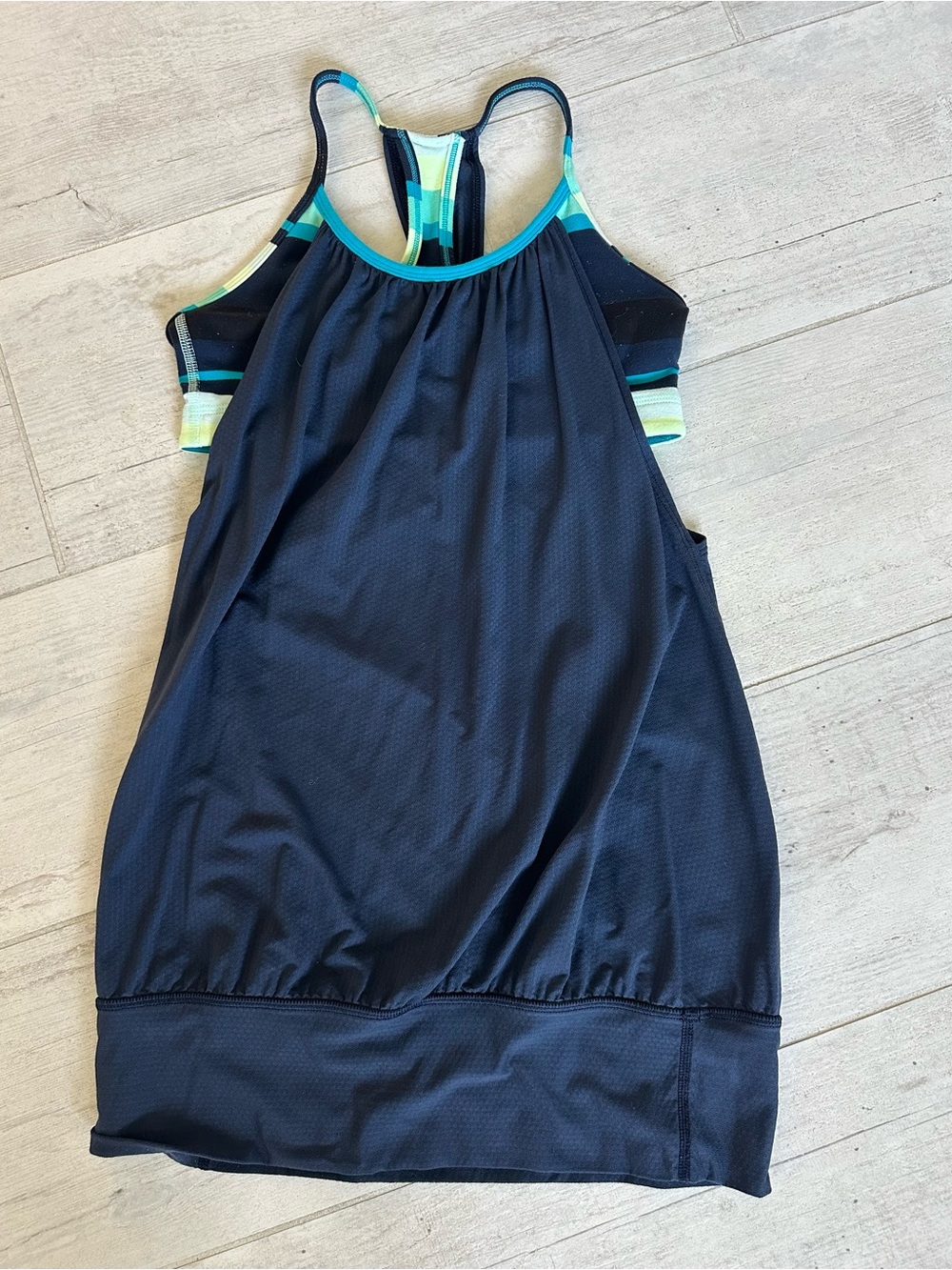 Lululemon No Limits Tank top with built-in bra - Size 4 - Blue, teal and green